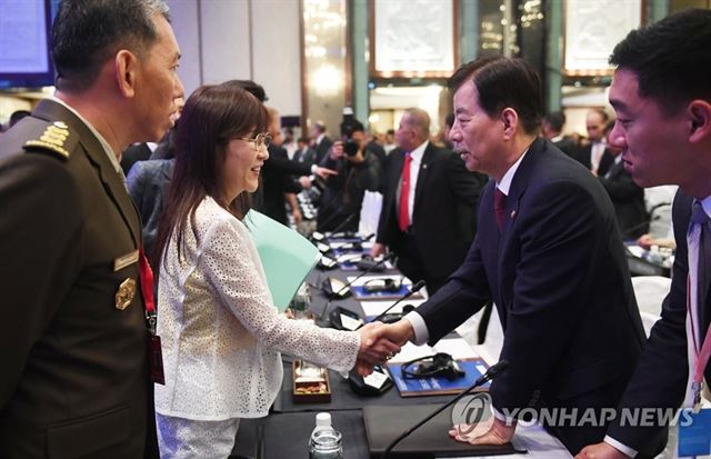 한민구 국방부 장관이 지난 3일 싱가포르에서 열리고 있는 제16차 아시아안보회의 본회의에 참석, 이나다 도모미 일본 방위장관과 악수하고 있다. [국방부 제공=연합뉴스]