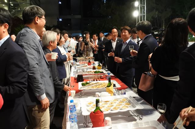 23일 대구오페라하우스 야외광장에서 펼쳐진 딤프 개막식에서 군영진 대구시장, 최길영 대구시의회 부의장 등이 개막을 축하하며 축배를 들고 있다. 윤희정기자 yooni@hankookilbo.com