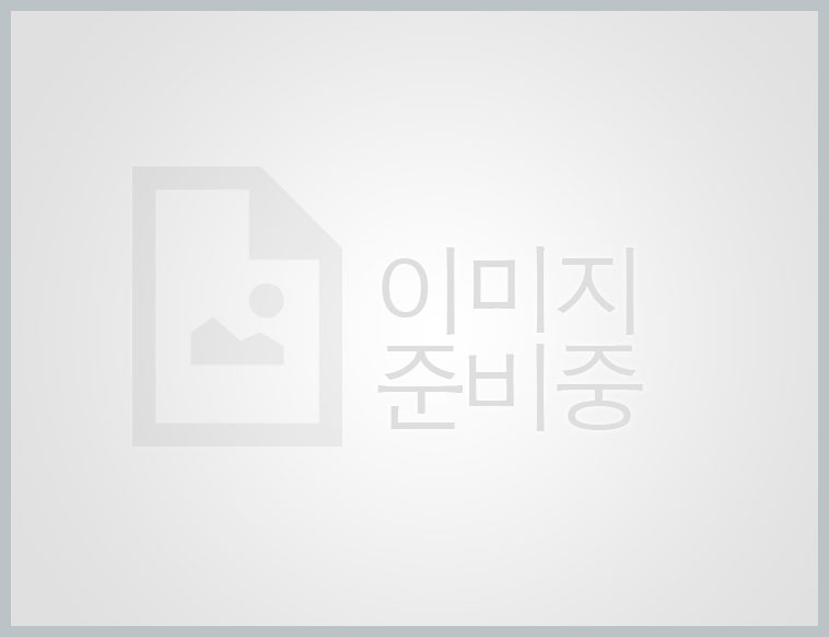 신격호(휠체어에 앉은 이) 롯데그룹 총괄회장이 지난 5월 잠실 롯데월드타워를 방문, 스카이서울(전망대)에서 관계자들로부터 설명을 듣고 있다. 롯데월드타워 건설은 신 총괄회장이 평생 ‘숙원’으로 지은 국내 최고층 빌딩이다. 뉴시스