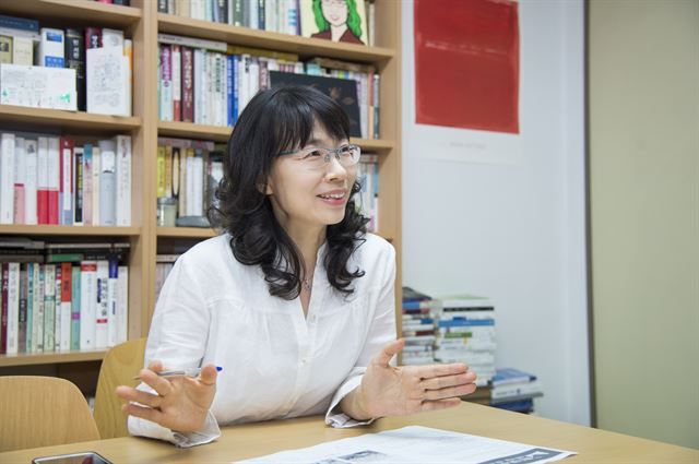 정끝별 시인은 “김지하의 ‘타는 목마름으로’, 김종삼의 ‘정원’ 등 너무나 좋아했던 우리 시들이 ‘외국 시의 베끼기’ 였다는 걸 알고 난 후 배신감”으로 패러디를 공부했다며 "표절과 패러디 기준은 시대마다 다르다"고 말했다.