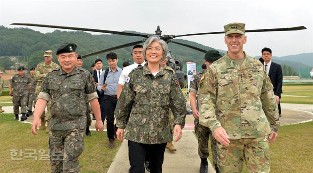 한국전쟁 발발 67주년인 25일 오전 경기도 의정부 레드클라우드를 방문한 강경화 외교부 장관이 토마스 반달 미8군 사령관과 미2사단-한미연합사단 한국측 부사단장 김태업 준장과 함께 전투장비를 살펴본 후 이동하고 있다. 서재훈기자