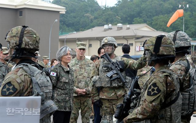 한국전쟁 발발 67주년인 25일 오전 경기도 의정부 레드클라우드를 방문한 강경화 외교부 장관(왼쪽)이 미2사단-한미연합사단 관계자로부터 전투장비 설명을 듣고 있다. 서재훈기자