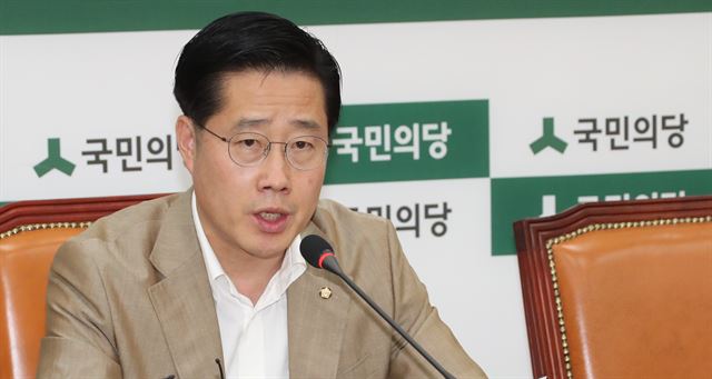 이태규 국민의당 사무총장이 25일 국회 대표실에서 차기 전당대회 운영 등에 대해 설명하고 있다. 연합뉴스