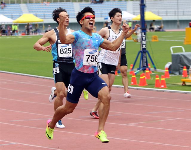 김국영(가운데)이 25일 강원도 정선 종합운동장에서 열린 제45회 KBS배 전국육상경기대회 남자 100m 결승에서 10초07에 결승선을 통과한 뒤 환호하고 있다. 하지만 이때 뒷바람이 3.6m로 불어 기록이 공인되지 못했다. 김국영은 준결승에서 10초13으로 남자 100m 한국신기록을 세웠다. 대한육상연맹 제공