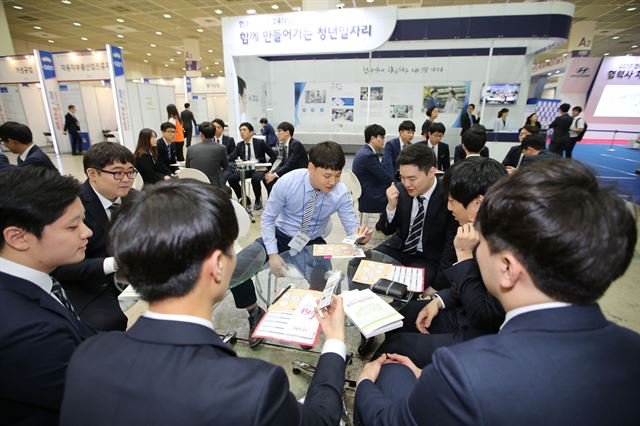 지난달 서울 강남구 코엑스에서 열린 '2017 현대·기아자동차 협력사 채용박람회’ 에서 구직자들이 채용상담을 하고 있다. 현대차 제공