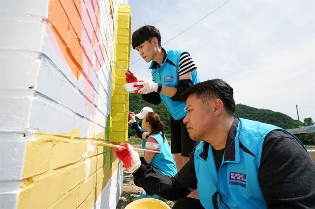 현대차 임직원들이 지난달 강원 횡성군 추동마을 버스정류장의 환경 개선 활동을 벌이고 있다. 현대차 제공/그림 3현대차 임직원들이 지난달 강원 횡성군 추동마을 버스정류장의 환경 개선 활동을 벌이고 있다. 현대차 제공