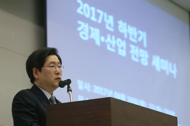 송원근 한국경제연구원 부원장이 26일 서울 여의도 전경련회관 컨퍼런스센터에서 열린 '2017년 하반기 경제·산업전망 세미나'에서 인사말을 하고 있다. 한경연 제공