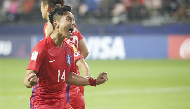 백승호가 2017 국제축구연맹(FIFA) 20세 이하(U-20) 월드컵 조별리그 A조 대한민국과 아르헨티나의 경기에서 골을 넣고 환호하고 있다. 연합뉴스