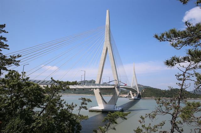 전남 신안군 하의도와 신의도를 잇는 삼도대교가 착공 7년 만에 완공되어 26일 개통식을 가졌다. 신안군 제공