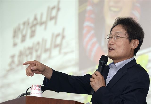 조희연 서울시교육감이 26일 오후 서울 송파구 문현중학교에서 열린 교육감과 함께 찾아가는 서울교육 상상원탁 행사에 참석해 인사말을 하고 있다. 뉴시스