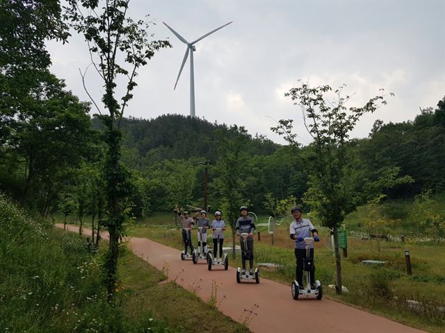 관광객들이 영덕풍력발전단지 탐방로에서 왕발통 체험을 하고 있다. 영덕군 제공