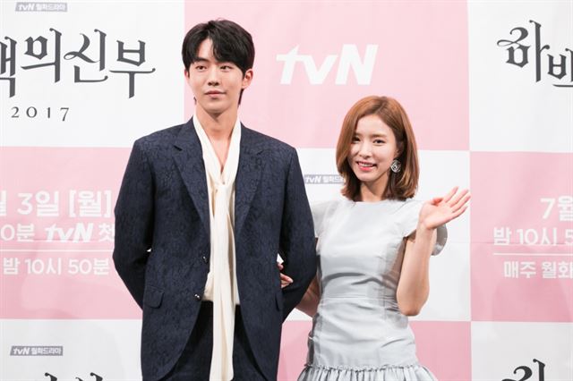 남주혁(왼쪽)과 신세경이 27일 서울 논현동의 한 호텔에서 열린 tvN 새 월화극 '하백의 신부' 제작발표회에 참석해 사진촬영을 위한 포즈를 취하고 있다. CJ E&M 제공