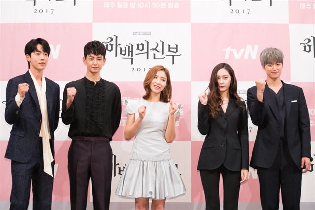 남주혁(왼쪽부터)과 임주환 신세경 정수정 공명이 27일 서울 논현동의 한 호텔에서 열린 tvN 새 월화극 ‘하백의 신부’ 제작발표회에 참석해 파이팅하는 포즈를 취하고 있다. CJ E&M 제공