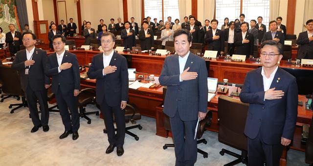 27일 문재인 대통령이 청와대에서 취임 후 첫 국무회의에서 대통령과 국무위원들이 국민의례하고 있다. 2017.06.27. 청와대사진기자단