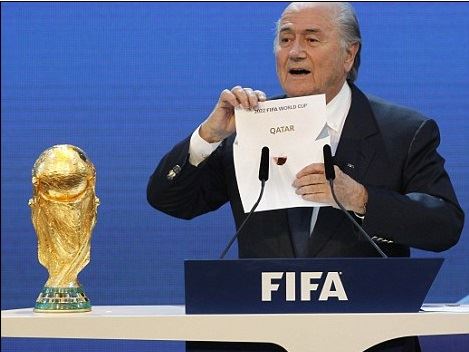 제프 블레터 FIFA회장이 2022년 월드컵 개최지 선정 결과를 발표하고 있다. AP연합뉴스