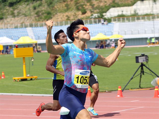 김국영이 27일 강원 정선종합운동장에서 열린 ‘2017 코리아오픈국제육상경기대회’ 남자 100m 결승에서 10초07로 가장 먼저 결승선을 통과한 뒤 두 팔을 번쩍 들고 있다. 대한육상연맹 제공