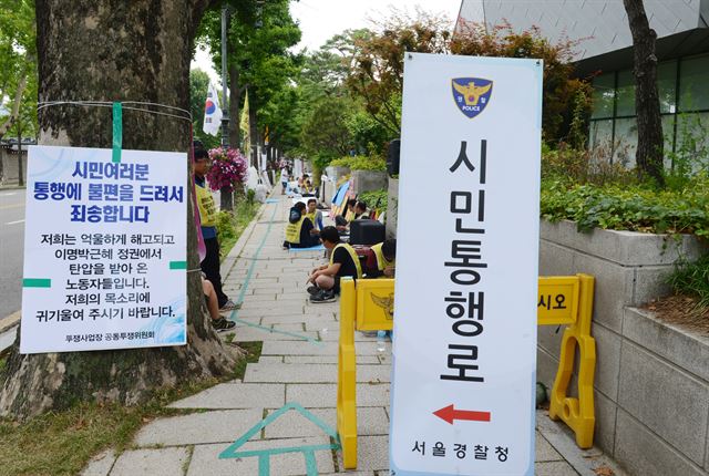 [저자권 한국일보]27일 오전 청와대 앞에서 노동자들이 노숙 투쟁을 하고 있다. 2017.06.27신상순 선임기자 /2017-06-27(한국일보)