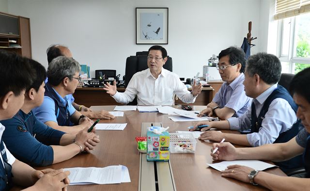 이용섭 일자리위원회 부위원장이 27일 오전 서울 종로구 정부서울청사 창성동 별관에 마련된 일자리위원회에서 양대노총 관계자들로부터 영세사업자-소상공인 보호 및 지원 관련 제도개선 건의안을 전달받은 뒤 대화를 나누고 있다. 서재훈 기자