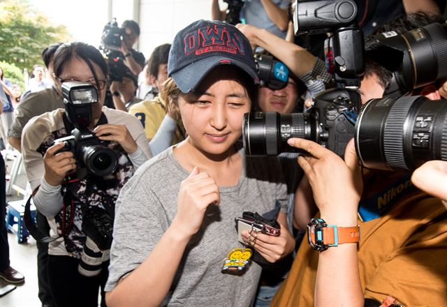 두 차례 구속영장이 기각된 ‘비선 실세’ 최순실 씨의 딸 정유라 씨가 검찰 조사를 받기 위해 27일 오전 서초구 서울중앙지검으로 들어서고 있다. 뉴스1