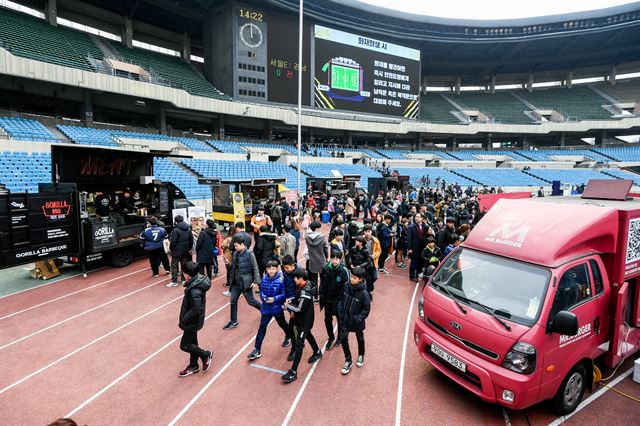 서울이랜드FC의 홈 구장인 잠실종합운동장에 들어선 푸드트럭. 서울이랜드FC제공