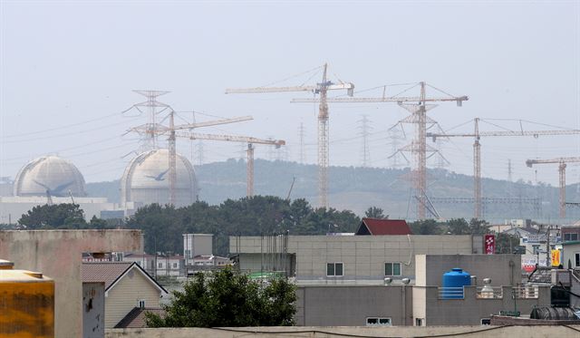 28일 울산시 울주군 서생면 신고리 원자력발전소 3·4호기(왼쪽) 옆에 5·6호기 건설 현장이 보이고 있다. 전날 정부는 신고리 5·6호기 공사를 일시중단하고, 공론화 작업을 벌이겠다고 발표했다. 2017.6.28울산=연합뉴스