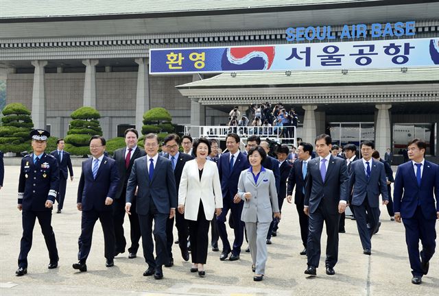 문재인 대통령이 28일 경기도 성남 서울공항에서 트럼프 미국 대통령과 정상회담을 위해 위해 3박6일 일정으로 출국하고 있다. 고영권기자