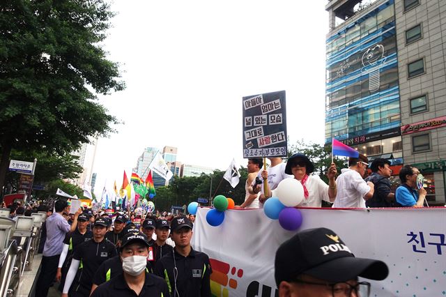 지난 24일 대구에서 열린 '제9회 대구퀴어문화축제' 퍼레이드에서 행진 트럭 위에서 성소수자부모모임 회원들이 '아들아 엄마는 널 있는 모습 그대로 사랑한다'는 문구가 적힌 팻말을 들고 있다.