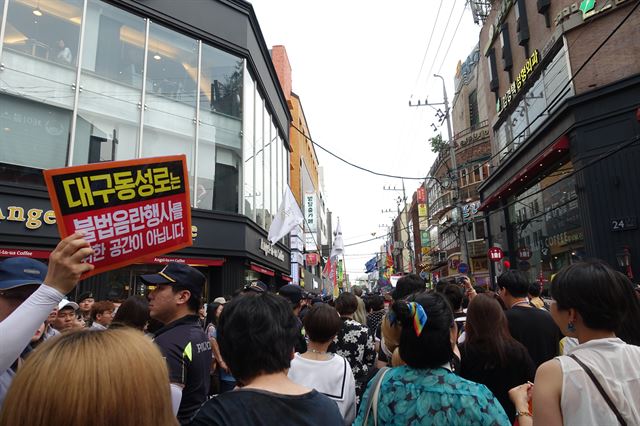 지난 24일 대구 동성로에서 시작된 퍼레이드 행렬. 퍼레이드 참가자 양 옆으로 반동성애 진영이 피켓을 들고 맞불 시위를 이어갔다.