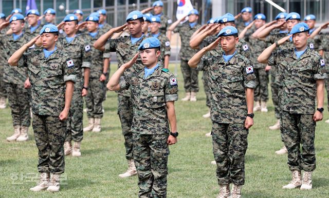 28일 오후 인천 계양구 국제평화지원단 연병장에서 열린 환송행사에 파병장병들이 국기에 대한 경례를 하고 있다. 인천=홍인기 기자