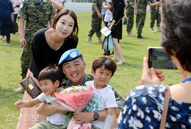 아프리카 남수단의 안정과 재건을 위해 파병될 한빛부대 8진 환송식이 28일 오후 인천 계양구 국제평화지원단 연병장에서 열린 가운데 식이 끝나고 파병장병들이 가족과 기념촬영을 하고 있다. 인천=홍인기 기자