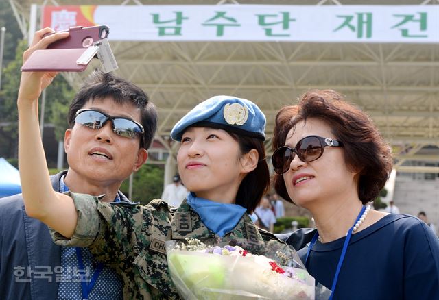 아프리카 남수단의 안정과 재건을 위해 파병될 한빛부대 8진 환송식이 28일 오후 인천 계양구 국제평화지원단 연병장에서 열린 가운데 식이 끝나고 파병장병들이 가족과 기념촬영을 하고 있다. 인천=홍인기 기자