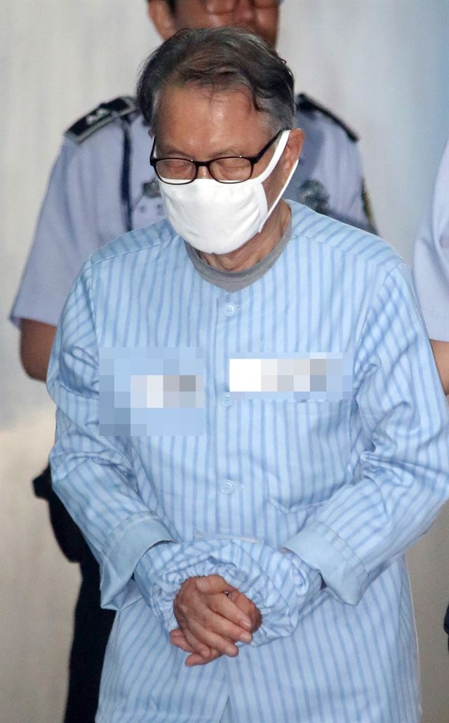 '블랙리스트' 작성 및 관리에 관여한 혐의로 기소된 김기춘 전 대통령 비서실장이 28일 오전 서울 서초구 서울중앙지법에서 공판에 출석하기 위해 법정으로 향하고 있다. 연합뉴스