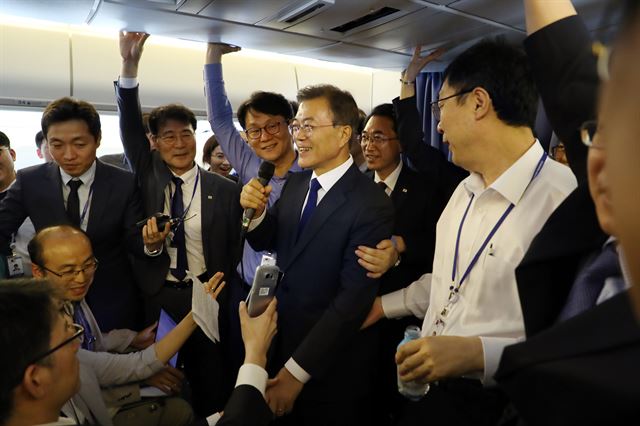 문재인 대통령이 28일 오후(한국시간) 미국행 기내에서 기자간담회를 갖고 난기류에도 취재진의 질문에 답하고 있다. 워싱턴=고영권 기자