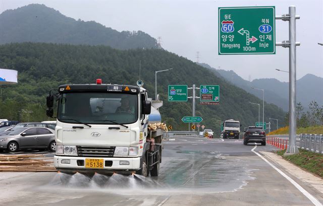 수도권∼동해안을 90분으로 단축하는 동서고속도로가 30일 오후 8시 개통한다. 개통을 하루 앞둔 29일 개통행사가 열리는 인제 내린천 휴게소에서 막바지 작업이 한창이다. 2017.6.29 인제=연합뉴스