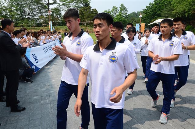 국제태권도연맹(ITF) 북한 태권도 시범단이 29일 오후 경기 용인시에 위치한 경희대학교 국제캠퍼스를 방문해 태권도학과 시설을 둘러보고 있다. 용인=뉴스1