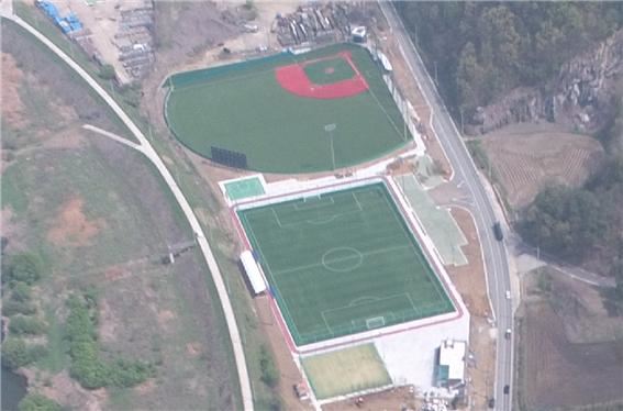 하늘에서 바라본 부강생활체육공원 북측 야구장과 축구장. 세종시 제공