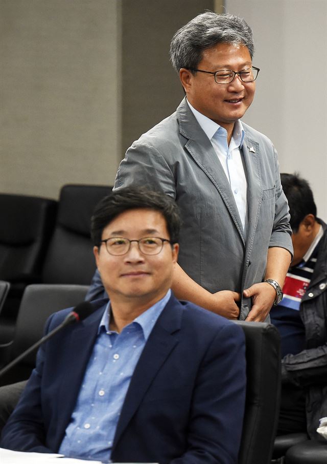 경기 수원 군 공항 이전 문제로 마찰을 빚고 있는 염태영(앞쪽) 수원시장과 채인석 화성시장. 뉴시스