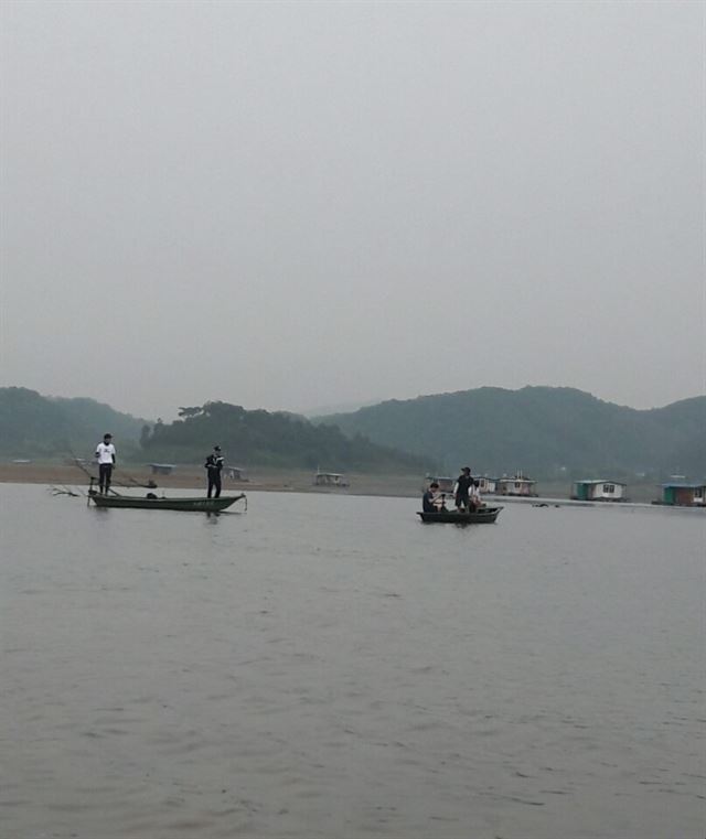 초평저수지를 찾은 낚시꾼들이 구명조끼도 착용하지 않은 채 좁고 긴 배위에 선 채로 낚시하는 모습이 아슬아슬하다. 배 낚시는 이 저수지에서 불법이다. 독자 제공