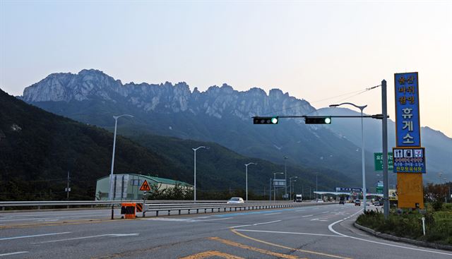 미시령 터널 요금소를 지나면 뒤로 울산바위가 웅장한 자태를 뽐내며 맞이한다