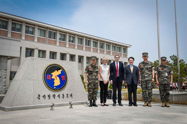 29일 경북 포항시 해병1사단을 방문한 포니 대령 외손녀 엘리스 크루그(왼쪽 2번째)씨와 증손자 벤 포니(3번째), 최창룡(1번째) 해병1사단장 등이 해병대 표지석 옆에서 기념사진을 찍고 있다. 해병1사단 제공