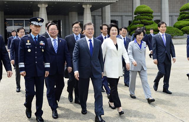 문재인 대통령이 28일 경기도 성남 서울공항에서 트럼프 미국 대통령과 정상회담을 위해 위해 3박6일 일정으로 출국하고 있다. 2017.6.28. 고영권기자