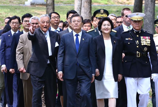 미국 순방중인 문재인 대통령과 김정숙 여사가 28일 오후 미 국립 해병대 박물관을 방문해 장진호 전투 참전용사인 스티븐 옴스테드 해병중장의 안내를 받으며 장진호 전투 기념비로 이동하고 있다. 콴티코 = 고영권기자