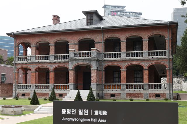 문화재청은 대한제국 선포 120주년을 맞아 지난해 8월부터 진행한 중명전의 내부시설 보수와 조경 정비를 마치고 7월 1일부터 재개관한다고 밝혔다. 사진은 재개관 행사가 열린 30일 오후 서울 중구 정동 덕수궁 중명전의 모습. 2017.6.30 서울=연합뉴스