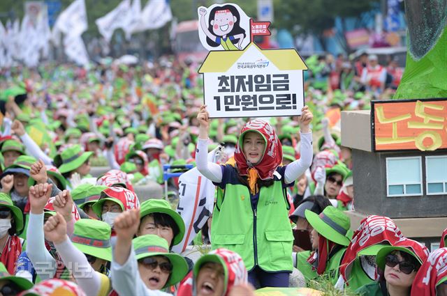 민주노총 조합원들이 30일 오후 서울 종로구 광화문광장에서 '최저임금 1만원ㆍ비정규직 철폐ㆍ노조 할 권리 지금 당장'을 요구하는 사회적 총파업을 진행하고 있다. 류효진 기자