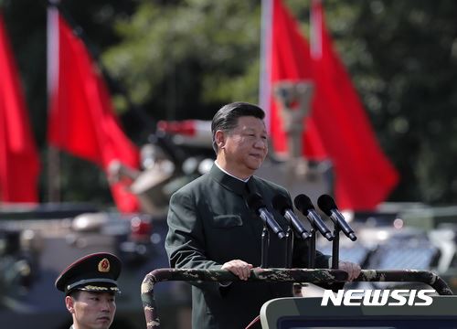 시진핑 중국 국가주석이 30일 홍콩에서 주둔 부대를 사열하고 있다. 홍콩=AP 뉴시스