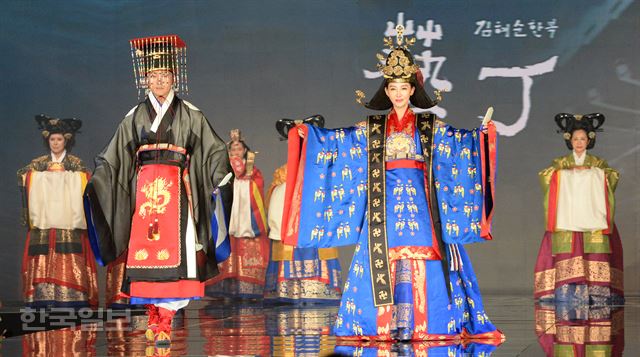 [저작권 한국일보]30일 오후 서울 용산구 그랜드하얏트호텔에서 한국해비타트가 여성들의 집짓기 건축기금마련 '다문화 가정을 위한 패션쇼'에서 채시라, 류태준씨 등이 궁중복장을 선보이고 있다,오대근기자 inliner@hankookilbo.com