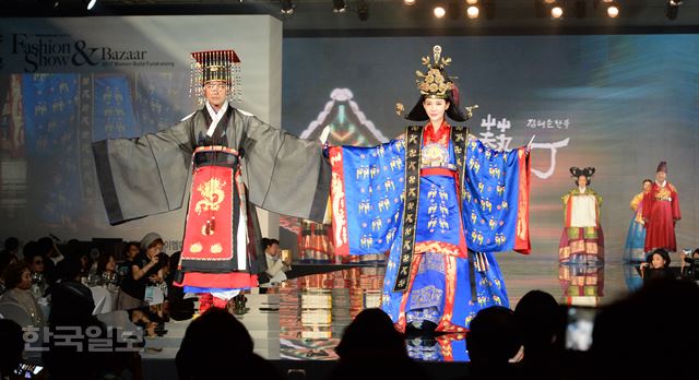 [저작권 한국일보]30일 오후 서울 용산구 그랜드하얏트호텔에서 한국해비타트가 여성들의 집짓기 건축기금마련 '다문화 가정을 위한 패션쇼'에서 채시라, 류태준씨 등이 궁중복장을 선보이고 있다,오대근기자 inliner@hankookilbo.com