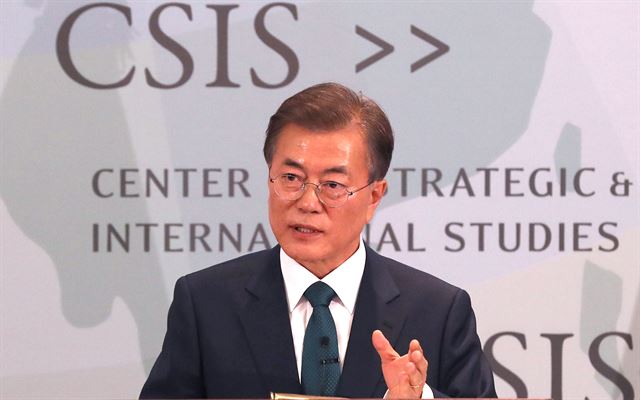 문재인 대통령이 30일(현지시각) 미국 워싱턴에서 국제전략문제연구소(CSIS) 전문가 초청 만찬에서 연설하고 있다. 워싱턴=연합뉴스