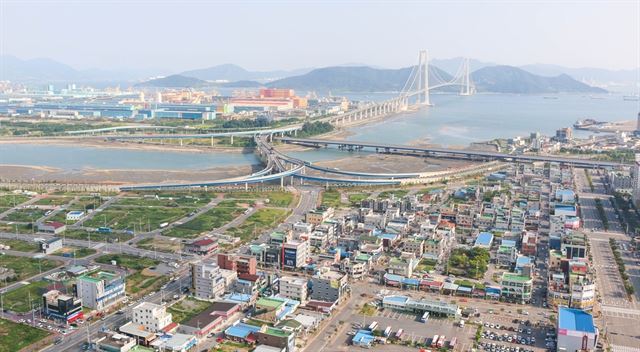 전남 광양과 여수를 잇는 이순신대교 주변 해변의 모습. 광양시 제공