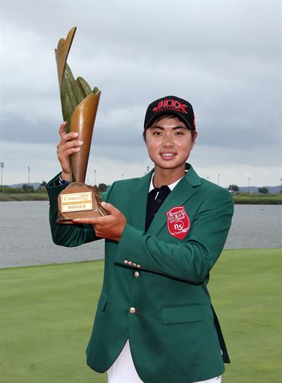 이형준(25)이 2일 전북 군산컨트리클럽에서 열린 카이도시리즈 NS홈쇼핑 군산CC 전북오픈 최종 라운드에서 우승한 뒤 트로피를 들고 기뻐하고 있다. KPGA 제공